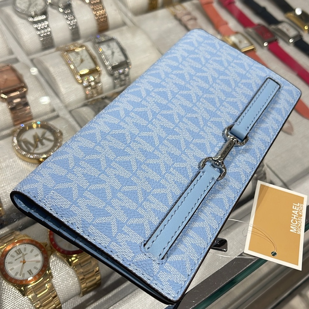 MICHAEL KORS Carson Large Signature Logo Bifold Wallet
Light Sky
NWT - Picture 14 of 16